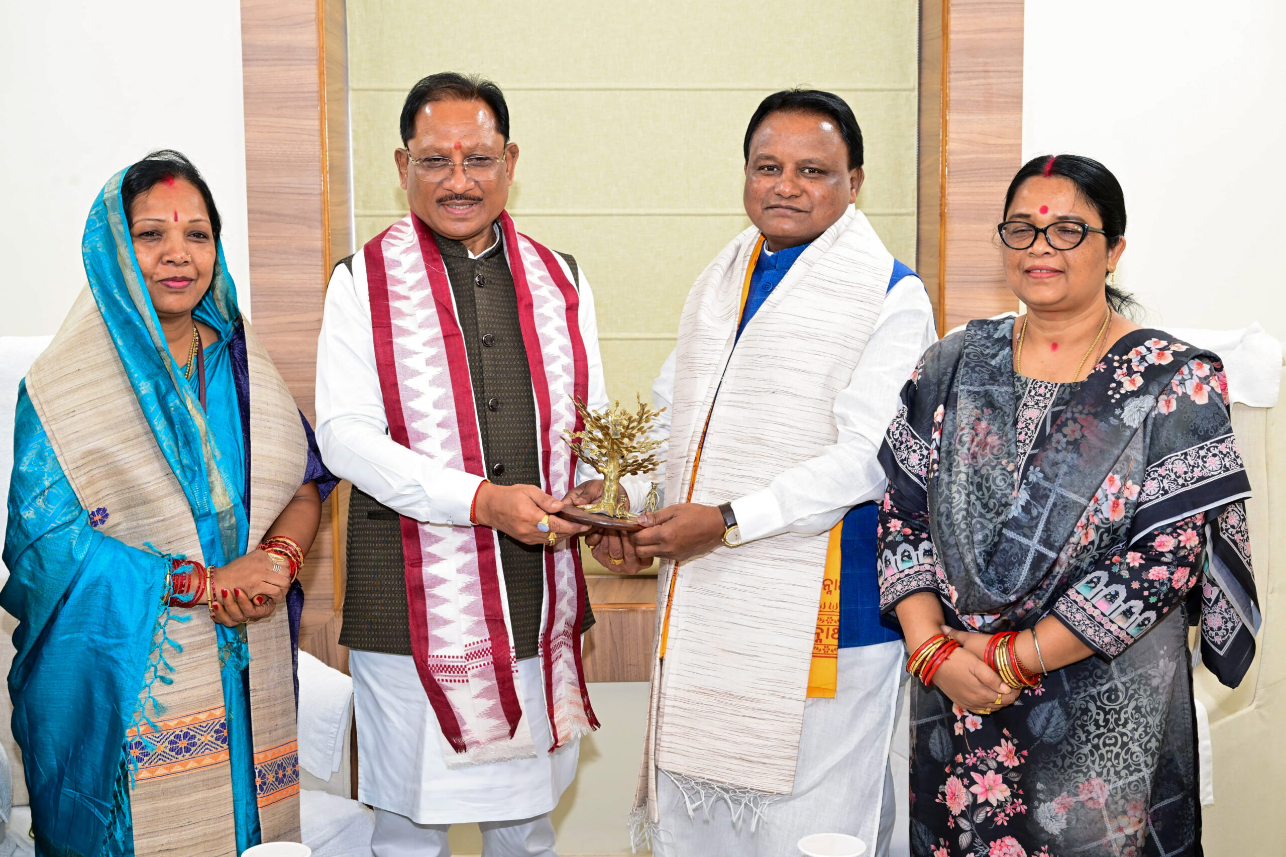 Bhubaneswar: CM Mohan Majhi meets CM Vishnu Sai #Gallery Bhubaneswar: CM Mohan Majhi meets CM Vishnu Sai #Gallery