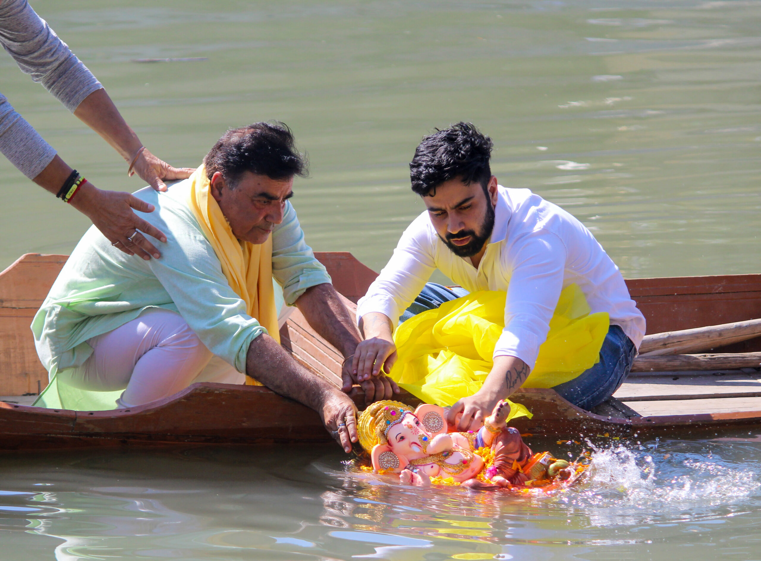 Srinagar: Kashmiri Pandits perform Ganesh Visarjan - #Gallery Srinagar: Kashmiri Pandits perform Ganesh Visarjan - #Gallery