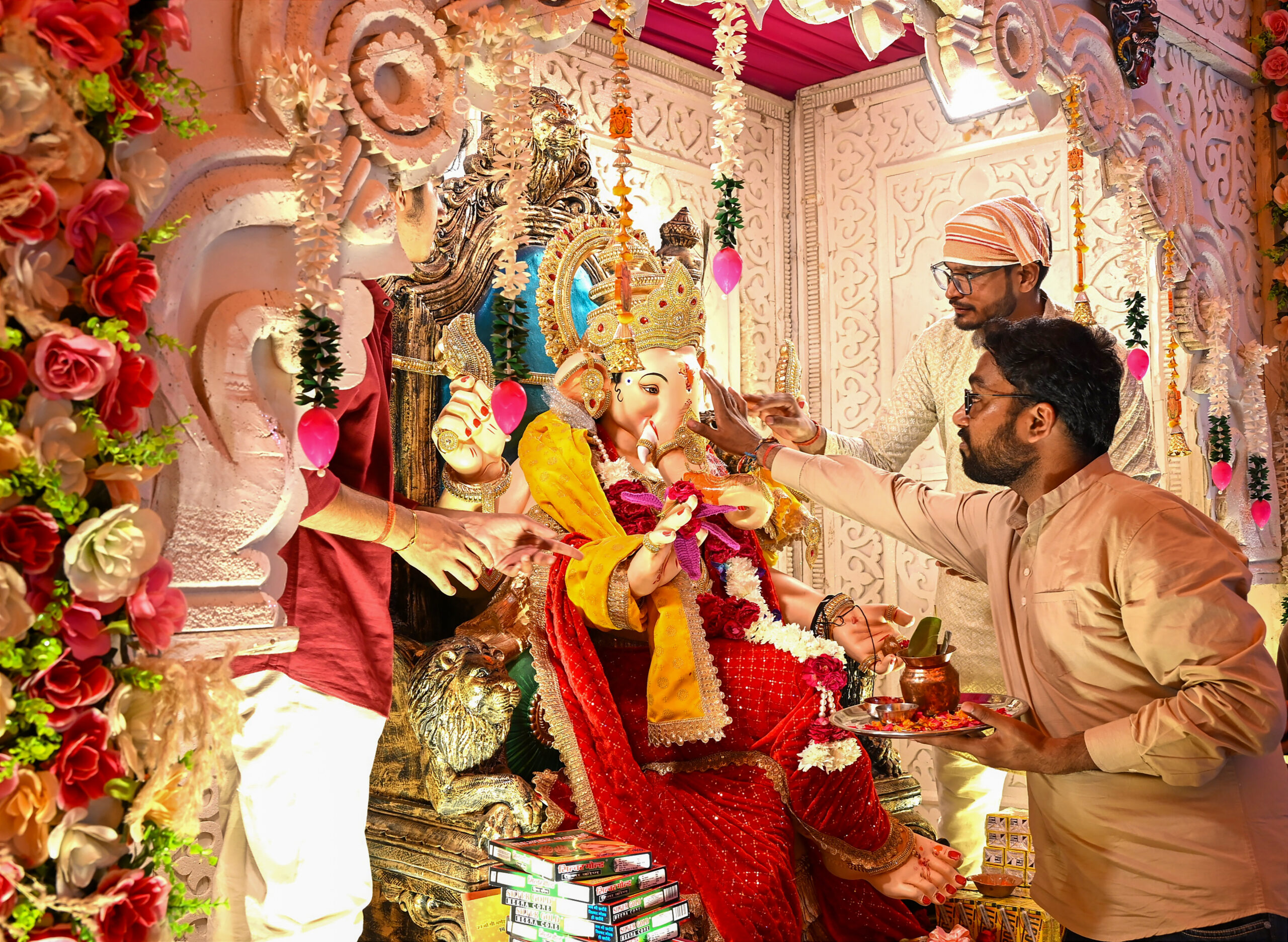 Ghaziabad: Devotees perform Ganesh Visarjan rituals #Gallery Ghaziabad: Devotees perform Ganesh Visarjan rituals #Gallery