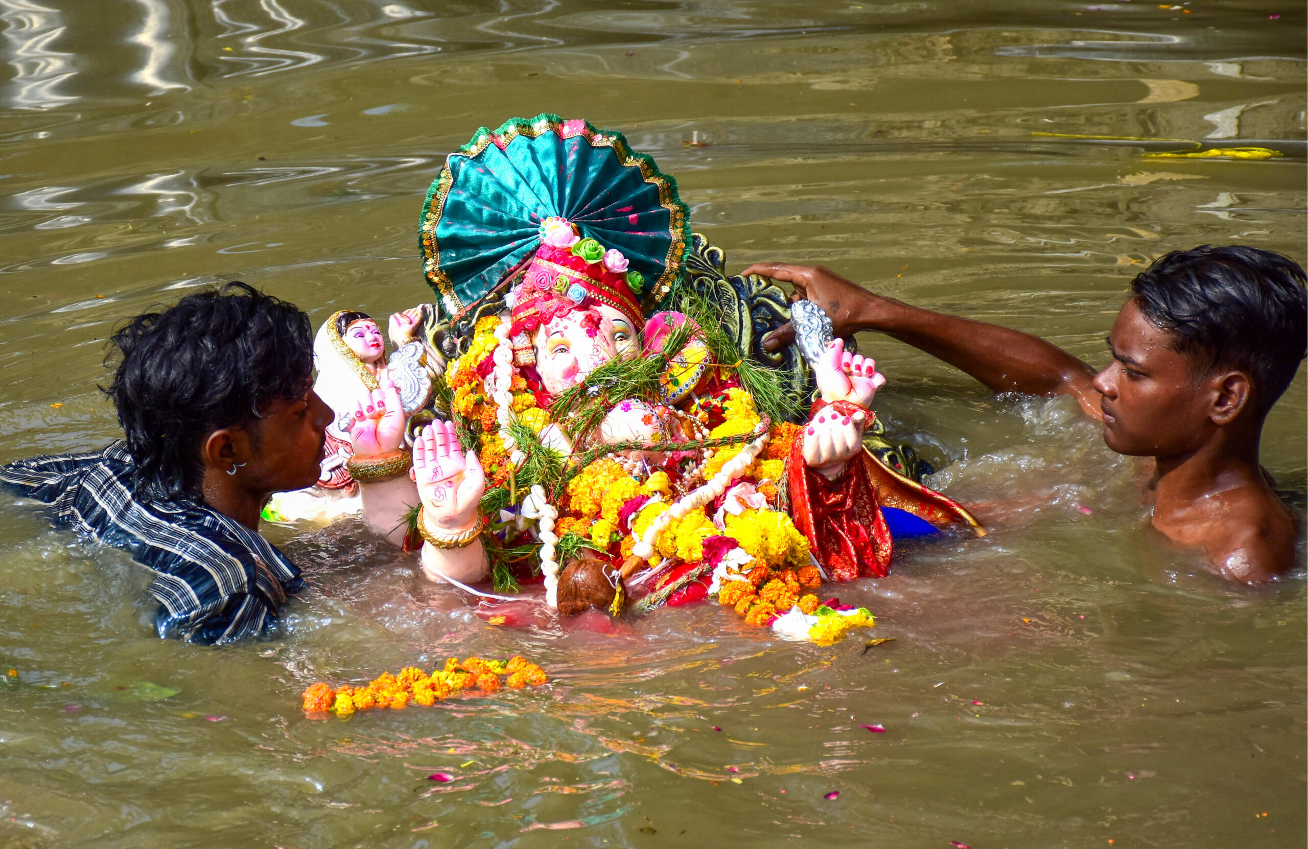 Lucknow: Devotees participate in Ganesh idol immersion procession #Gallery Lucknow: Devotees participate in Ganesh idol immersion procession #Gallery