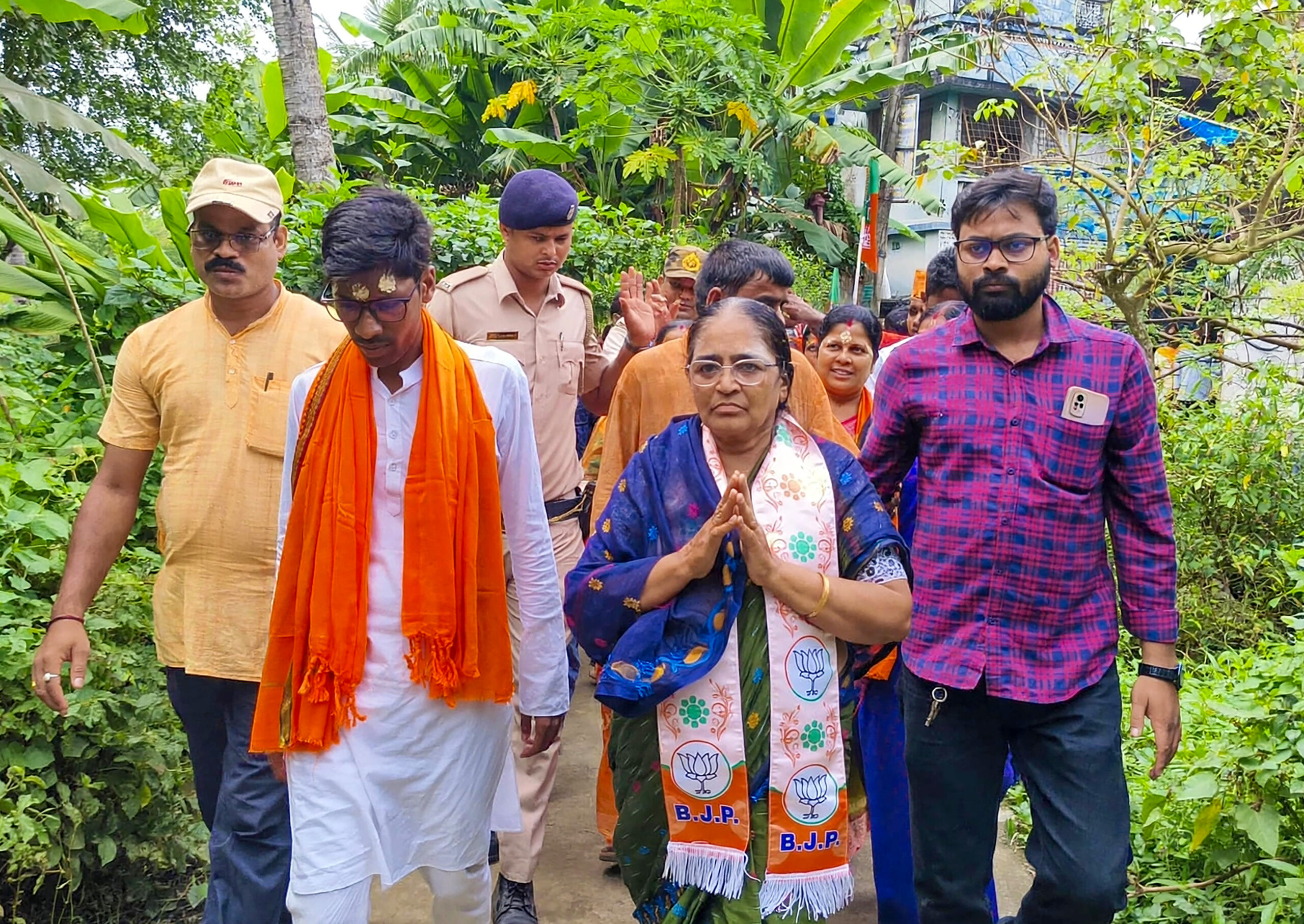 Nandigram: BJP candidate Hasirani Rath campaigns with party workers #Gallery Nandigram: BJP candidate Hasirani Rath campaigns with party workers #Gallery