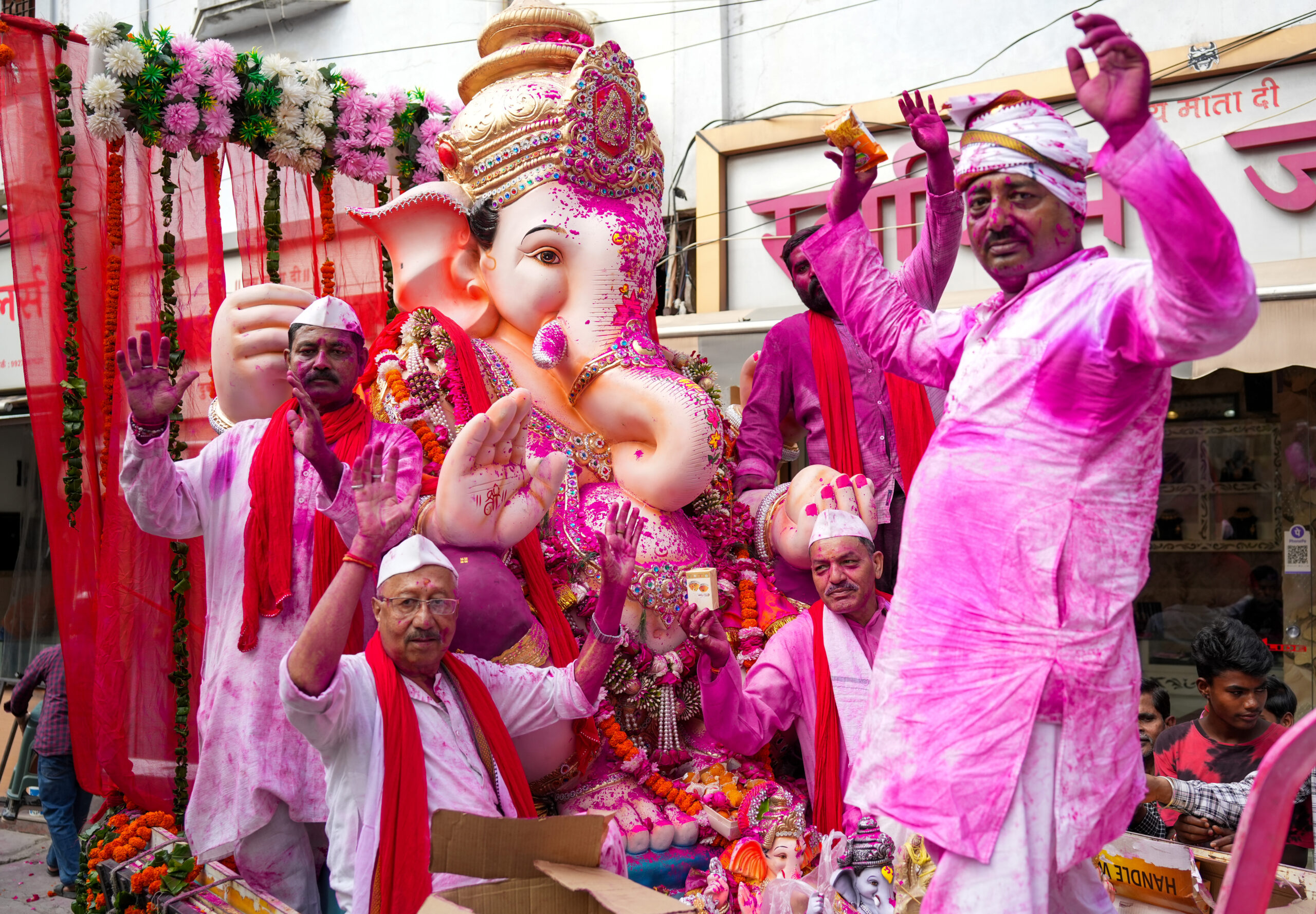 Haldwani: Devotees celebrate Ganesh Visarjan with colours #Gallery Haldwani: Devotees celebrate Ganesh Visarjan with colours #Gallery