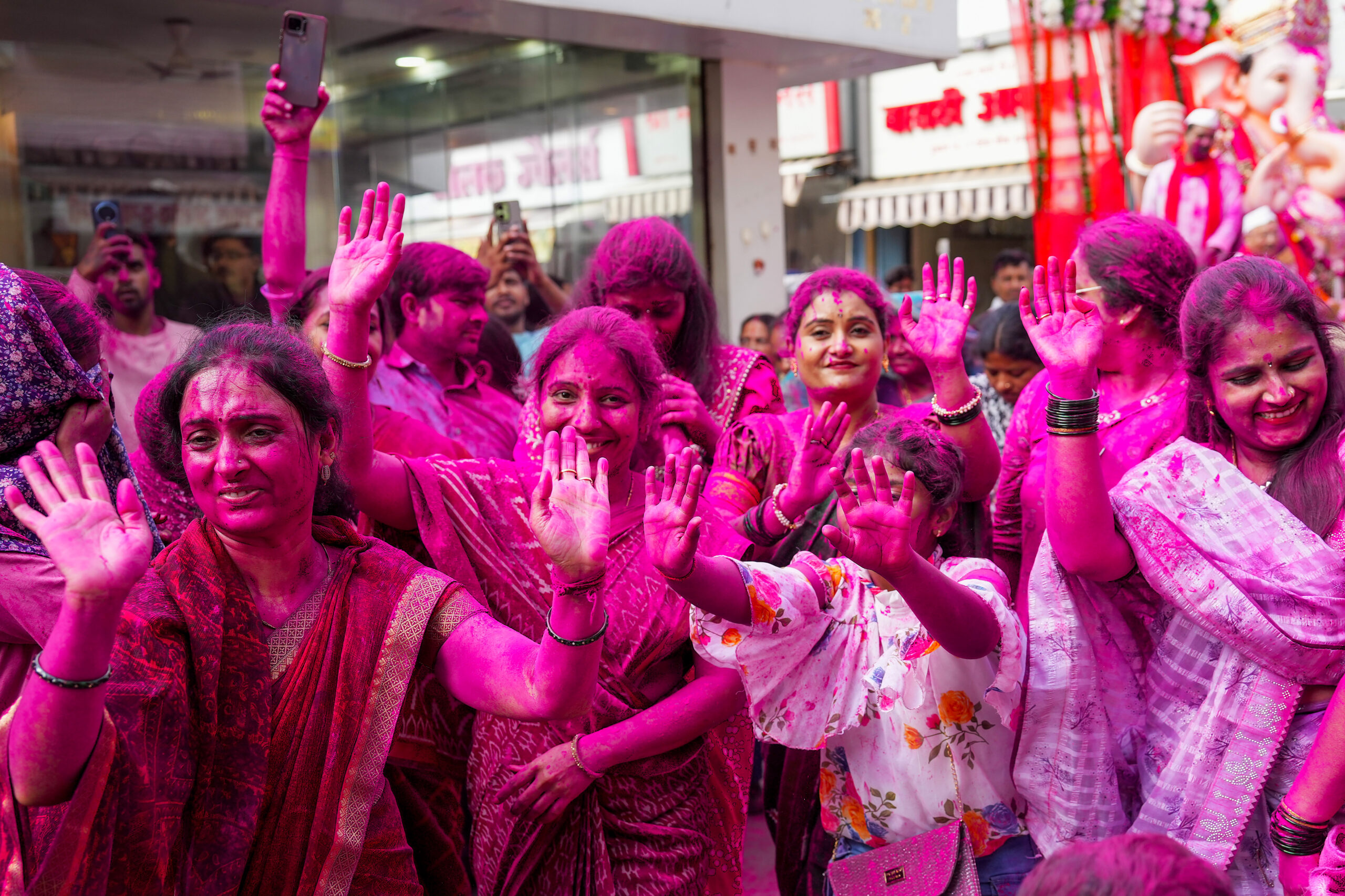 Haldwani: Devotees celebrate Ganesh Visarjan with colours #Gallery Haldwani: Devotees celebrate Ganesh Visarjan with colours #Gallery