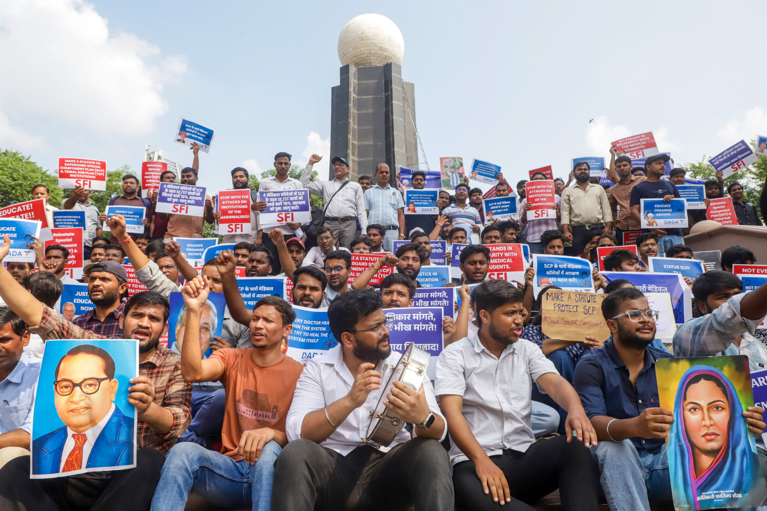 Lucknow: Medical students protest over special status of government colleges #Gallery Lucknow: Medical students protest over special status of government colleges #Gallery