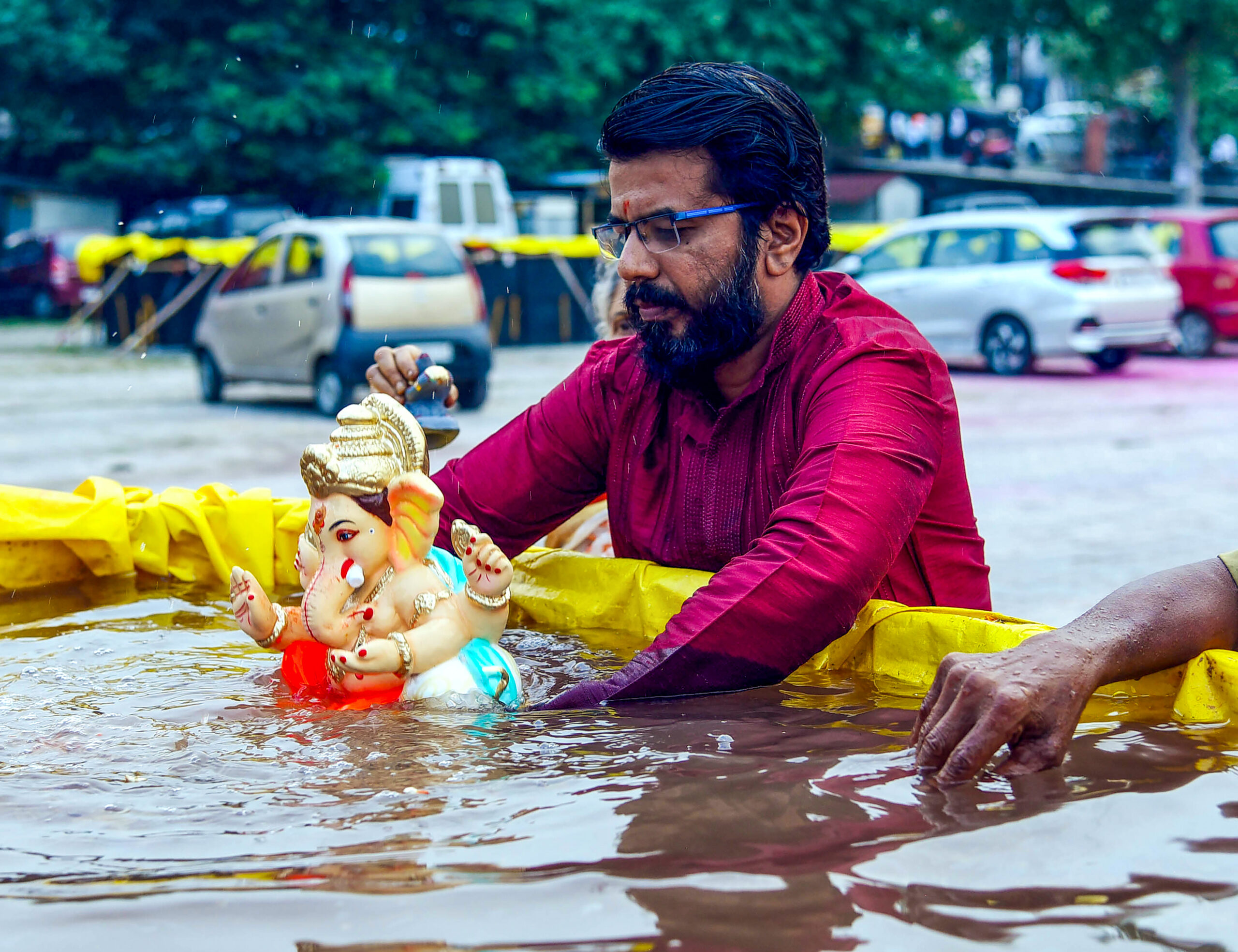 Nagpur: A devotee immerses a five-day-old Ganesha idol during the ongoing Ganesh Utsav, in Nagpur, Maharashtra, on Sunday, September 20, 2026. (Photo: IANS)