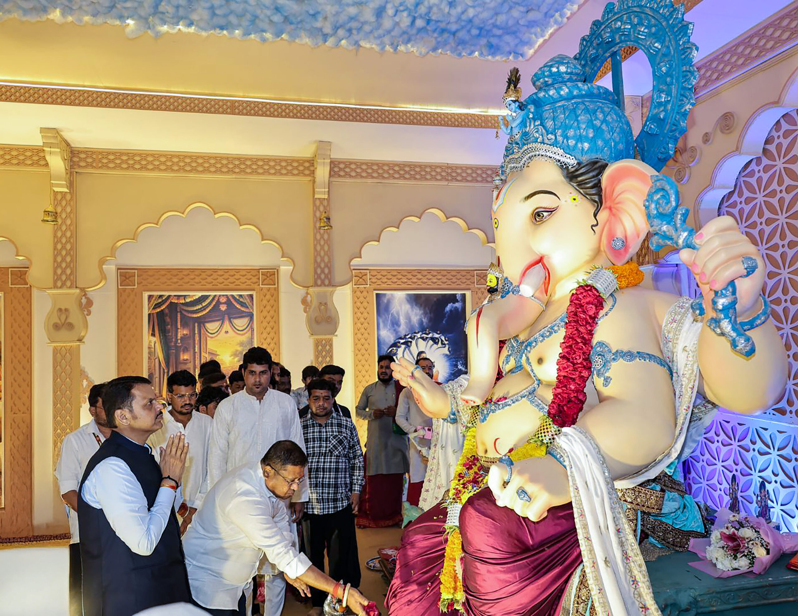 Nagpur: CM Fadnavis visits Ganesh mandal #Gallery Nagpur: CM Fadnavis visits Ganesh mandal #Gallery