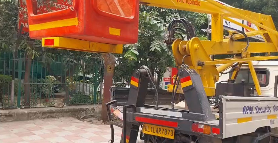 Dumper-crane collision in Delhi’s Sarita Vihar, death toll rises to four (Ld) Dumper-crane collision in Delhi’s Sarita Vihar, death toll rises to four (Ld)