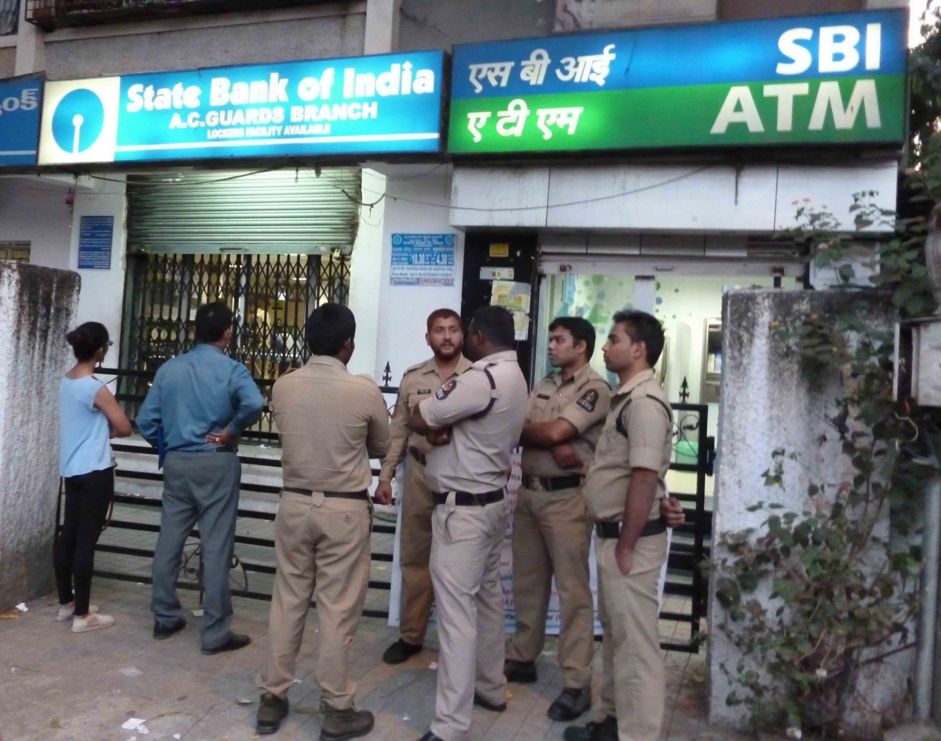 Hyderabad: Police personnel deployed to manage the crowd outside a ATM in Hyderabad on Nov. 20, 2016. (Photo: IANS)