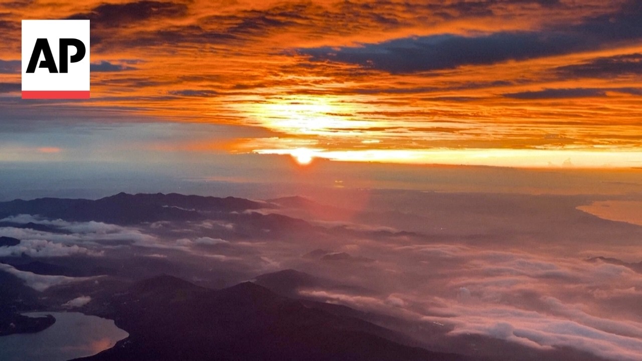 Meet the photographer who lives at the top of Mount Fuji in Japan (Video) Meet the photographer who lives at the top of Mount Fuji in Japan (Video)