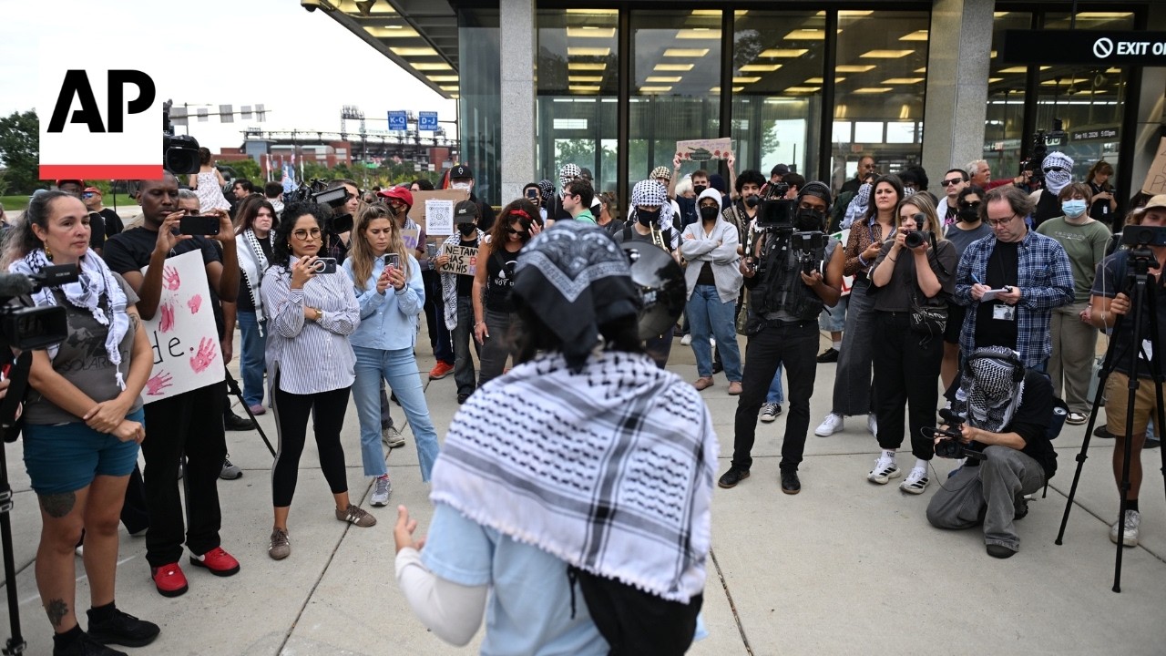 Protest in Philadelphia as Ed Sheeran opens solo concert after Macklemore cut (Video) Protest in Philadelphia as Ed Sheeran opens solo concert after Macklemore cut (Video)