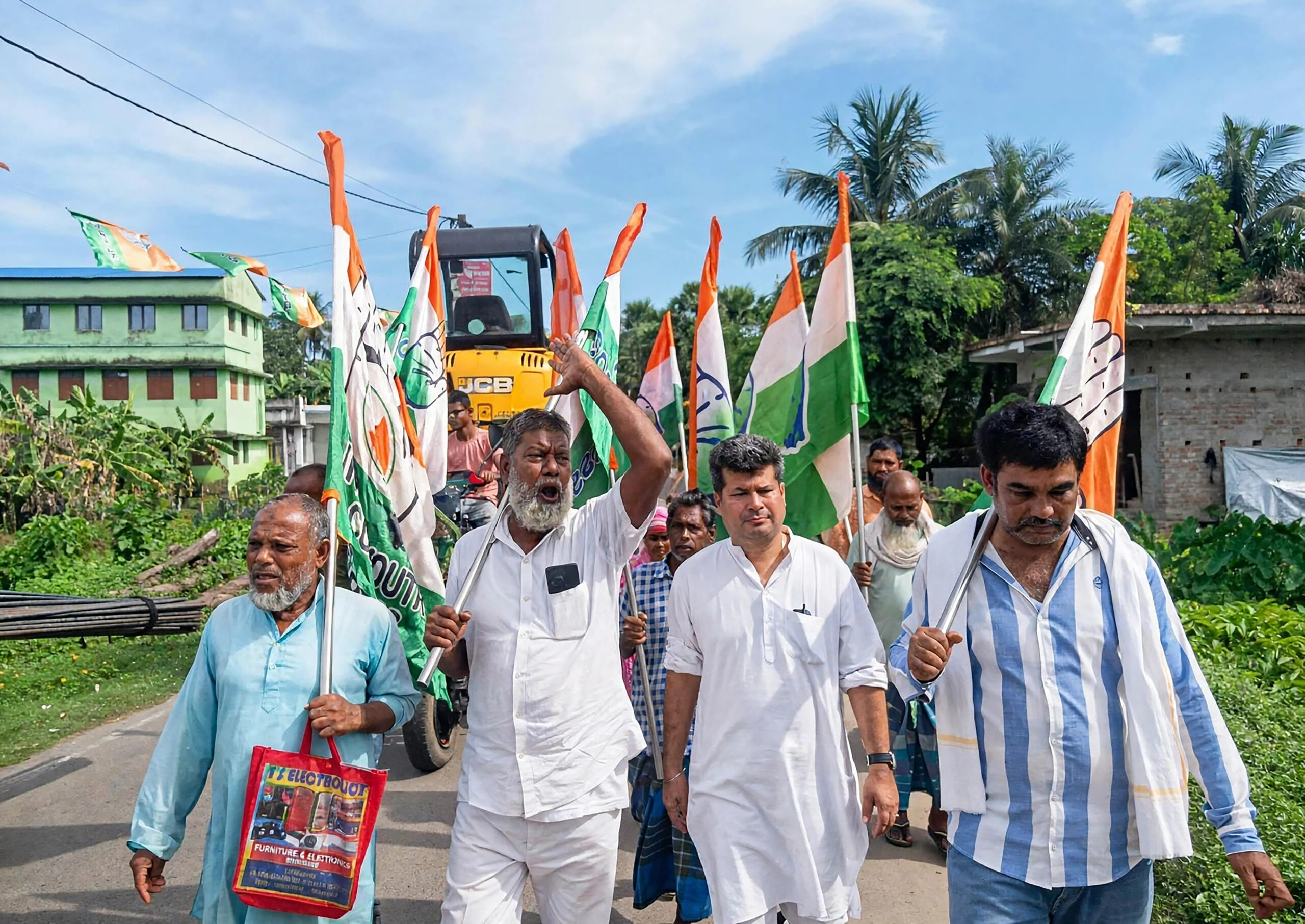 Purba Medinipur: Congress workers campaign for Milan Pradhan #Gallery Purba Medinipur: Congress workers campaign for Milan Pradhan #Gallery