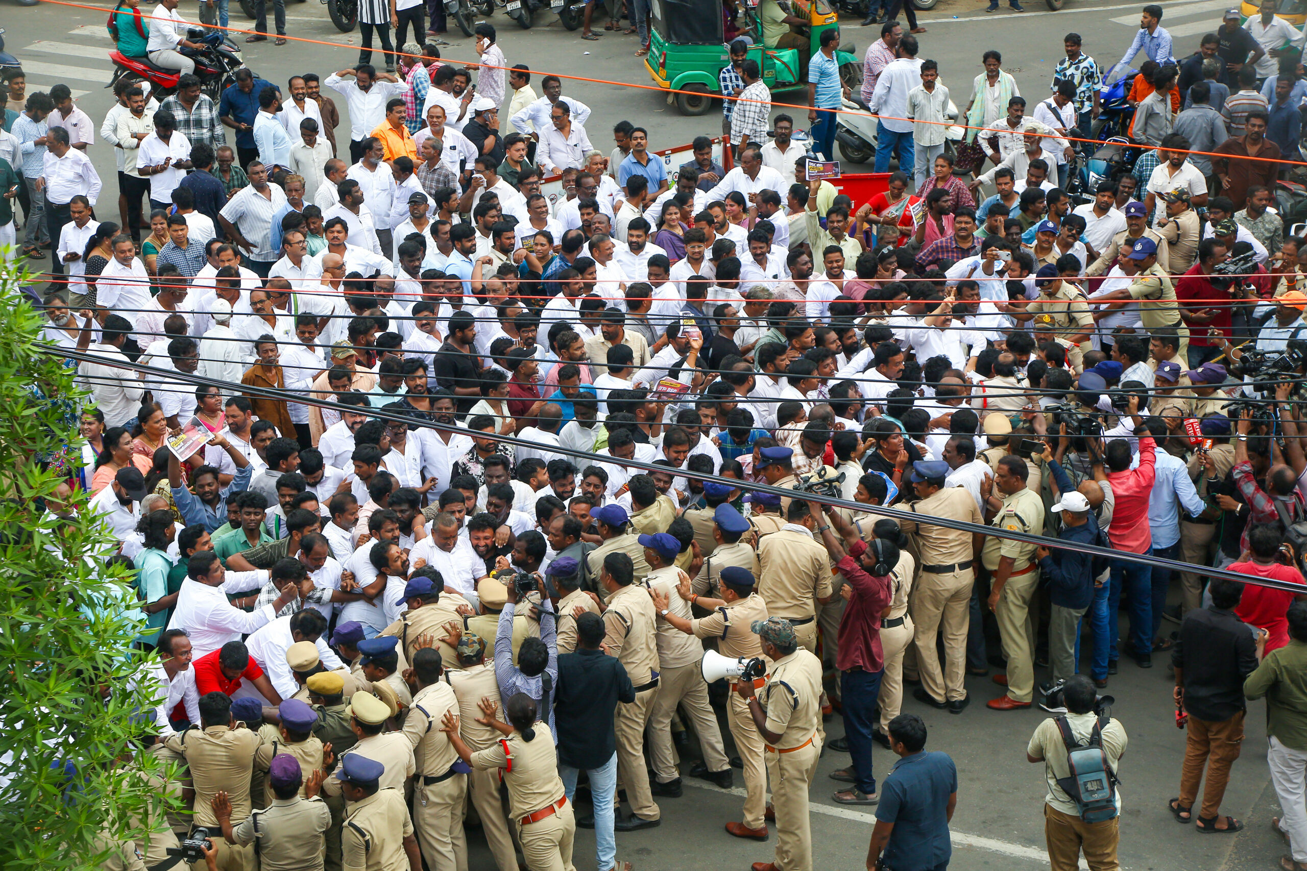 Vijayawada: YSRC leaders protest over Mega DSC #Gallery Vijayawada: YSRC leaders protest over Mega DSC #Gallery