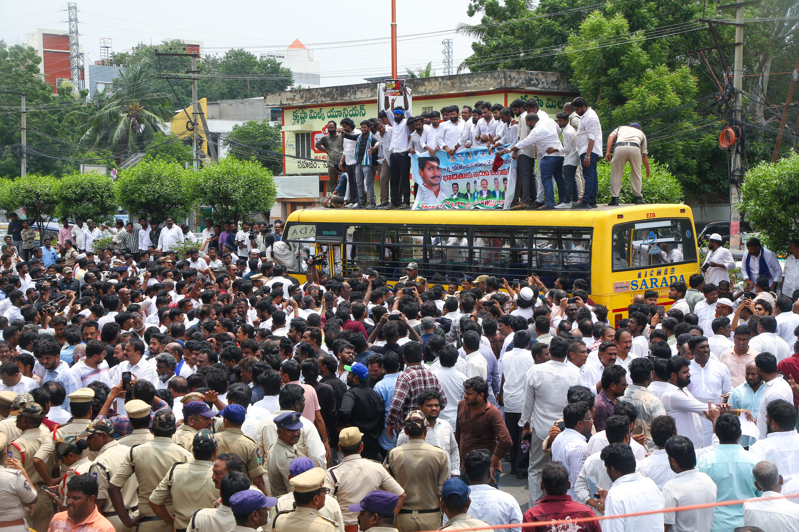 Vijayawada: YSRC leaders protest over Mega DSC #Gallery Vijayawada: YSRC leaders protest over Mega DSC #Gallery