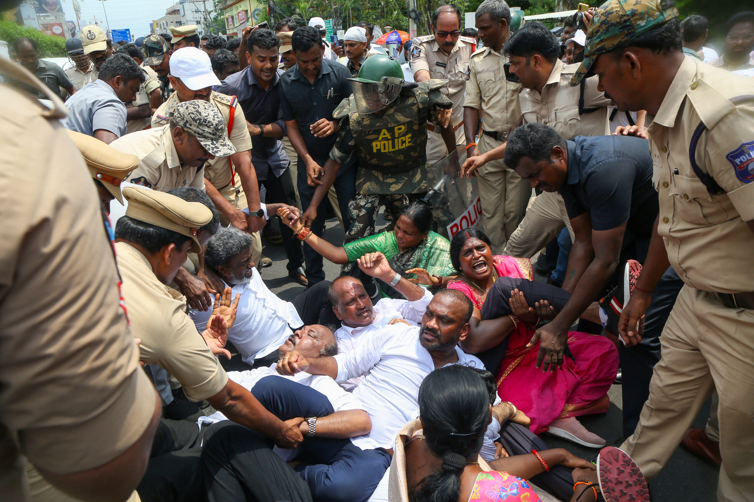 Vijayawada: YSRC leaders protest over Mega DSC #Gallery Vijayawada: YSRC leaders protest over Mega DSC #Gallery