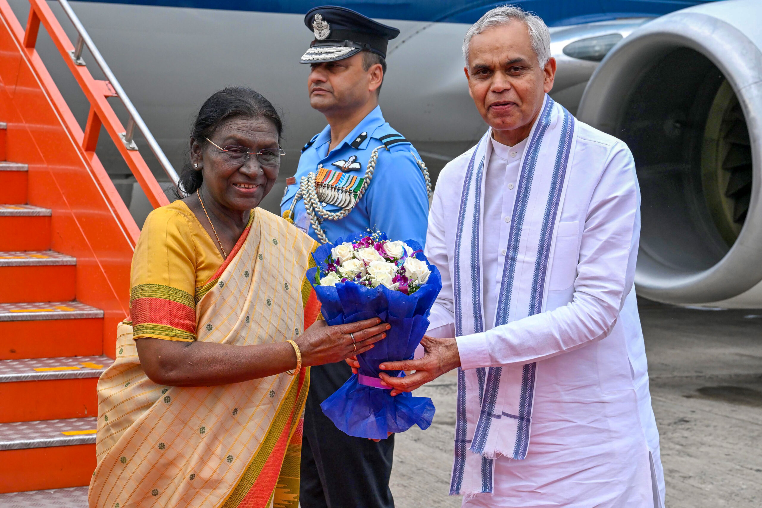 Vadodara: President Droupadi Murmu arrives in Gujarat #Gallery Vadodara: President Droupadi Murmu arrives in Gujarat #Gallery