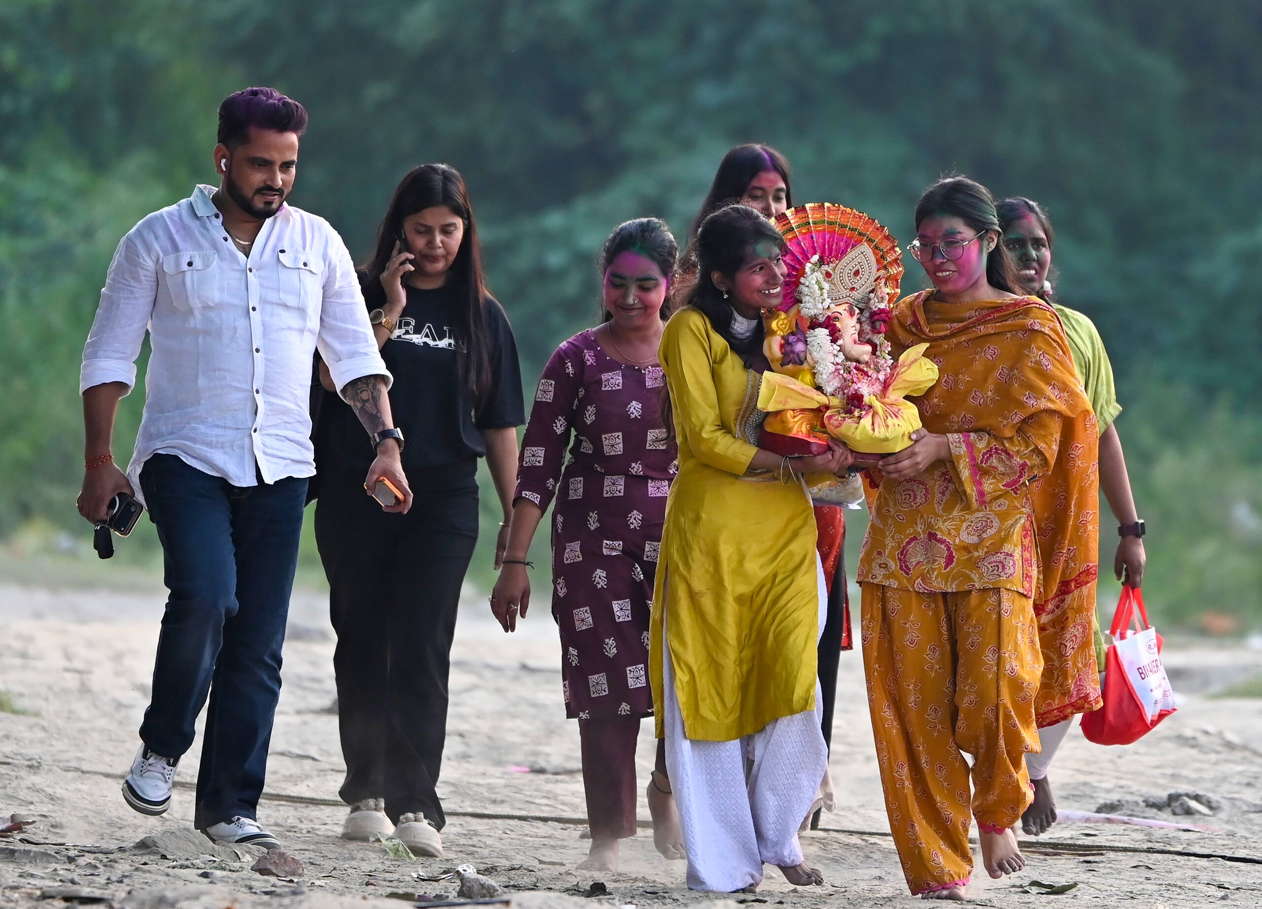 New Delhi: Ganesh idol immersion in Yamuna River #Gallery New Delhi: Ganesh idol immersion in Yamuna River #Gallery