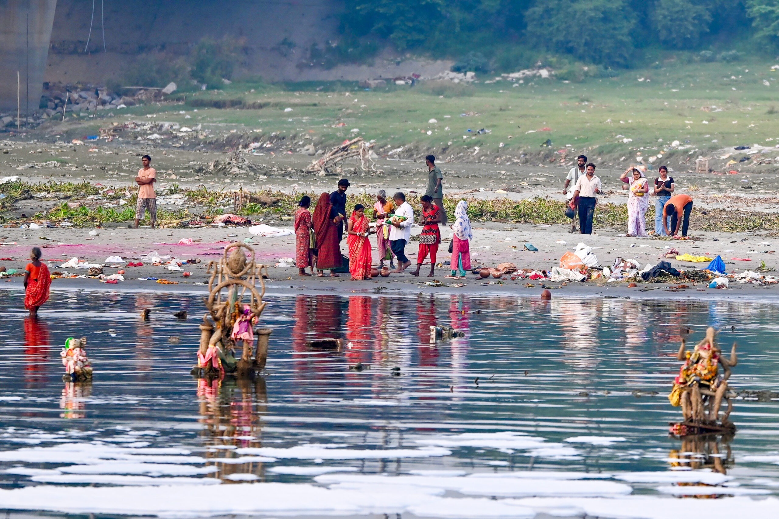 New Delhi: Ganesh idol immersion in Yamuna River #Gallery New Delhi: Ganesh idol immersion in Yamuna River #Gallery