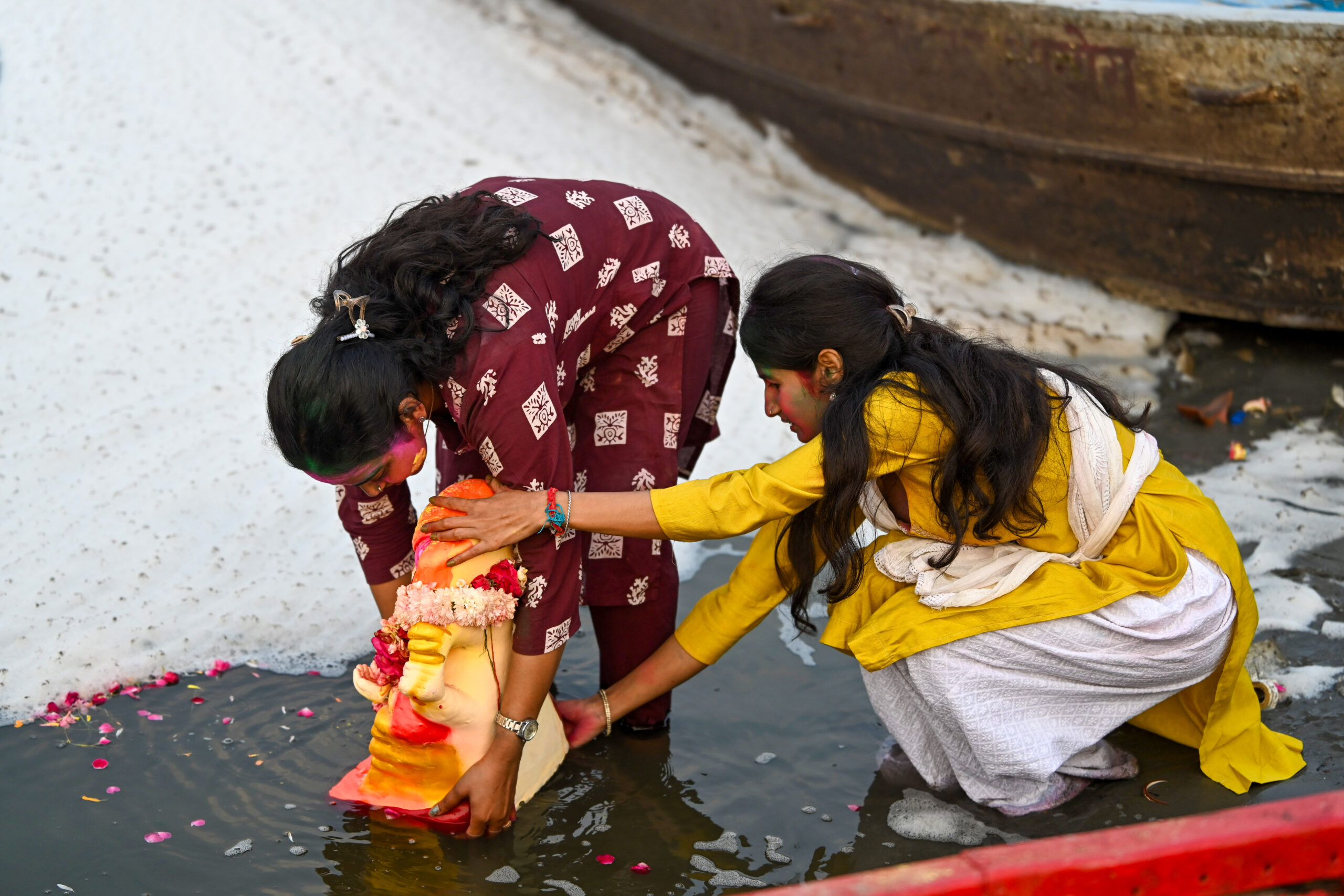 New Delhi: Ganesh idol immersion in Yamuna River #Gallery New Delhi: Ganesh idol immersion in Yamuna River #Gallery