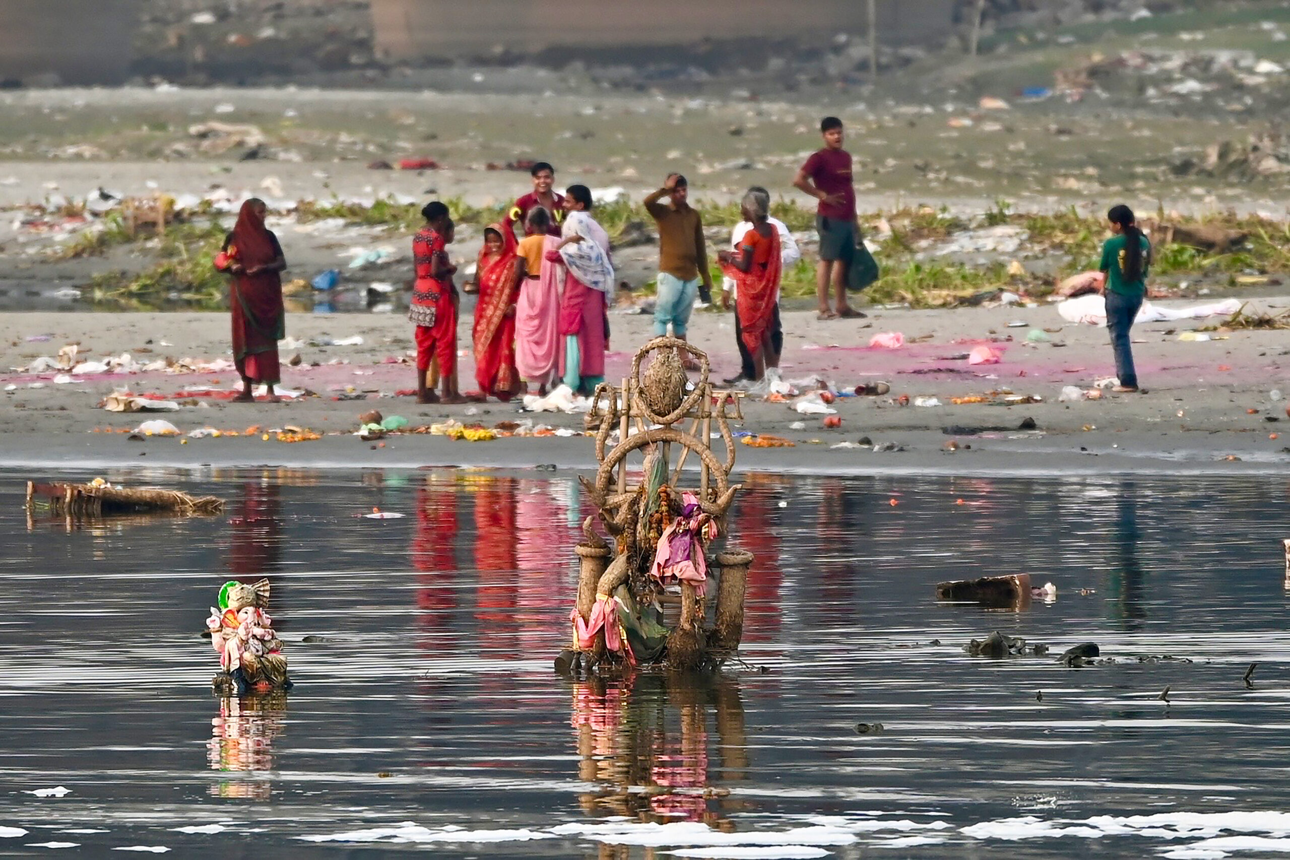 New Delhi: Ganesh idol immersion in Yamuna River #Gallery New Delhi: Ganesh idol immersion in Yamuna River #Gallery