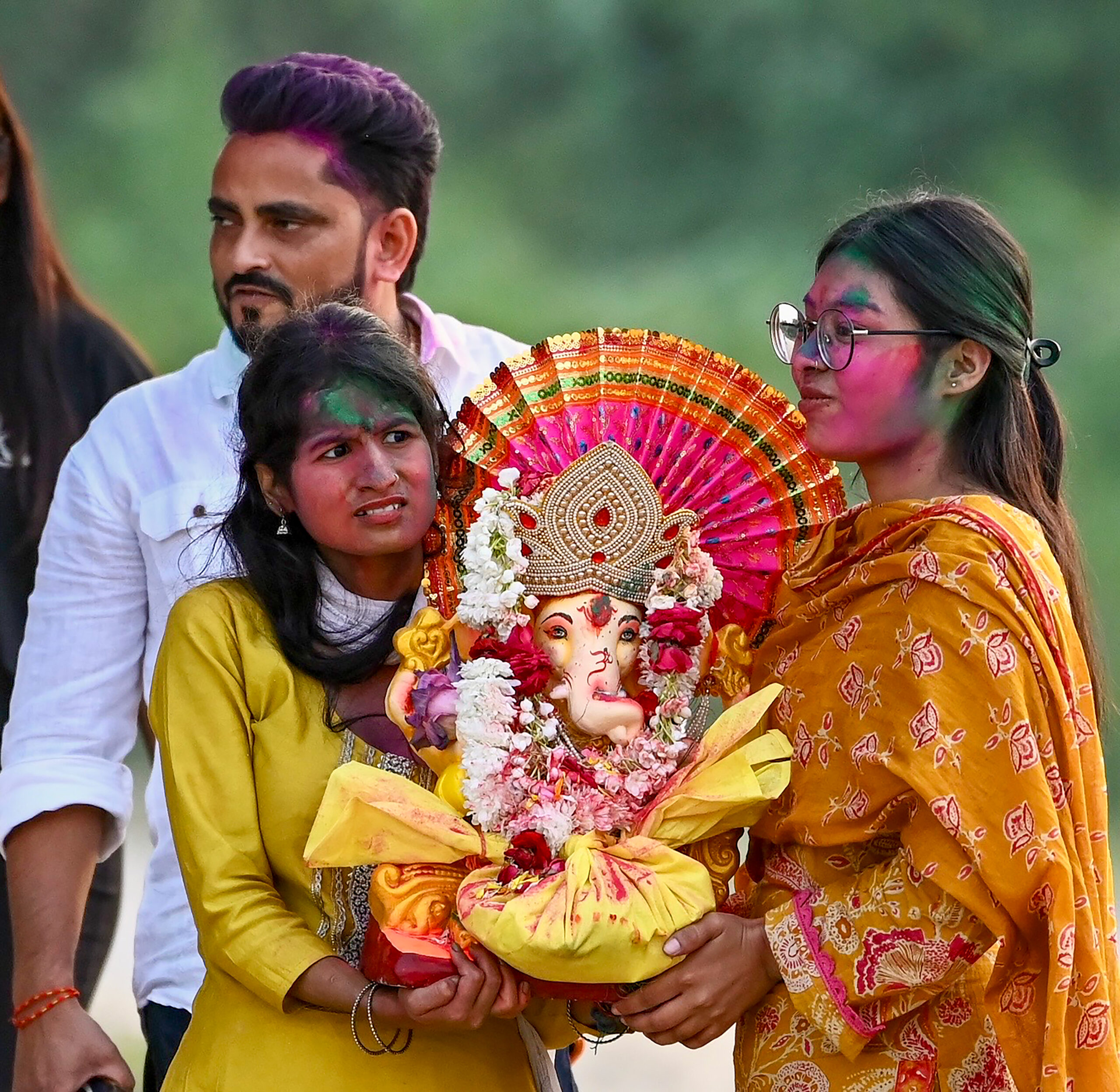 New Delhi: Ganesh idol immersion in Yamuna River #Gallery New Delhi: Ganesh idol immersion in Yamuna River #Gallery