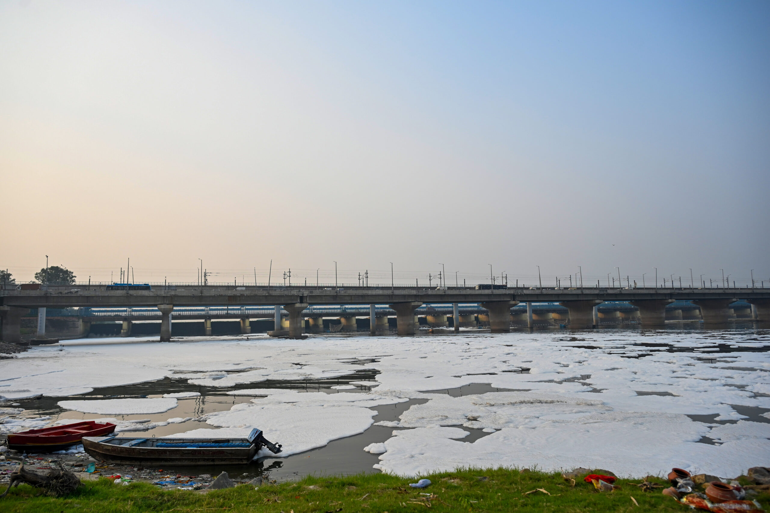 New Delhi: Ganesh idol immersion in Yamuna River #Gallery New Delhi: Ganesh idol immersion in Yamuna River #Gallery