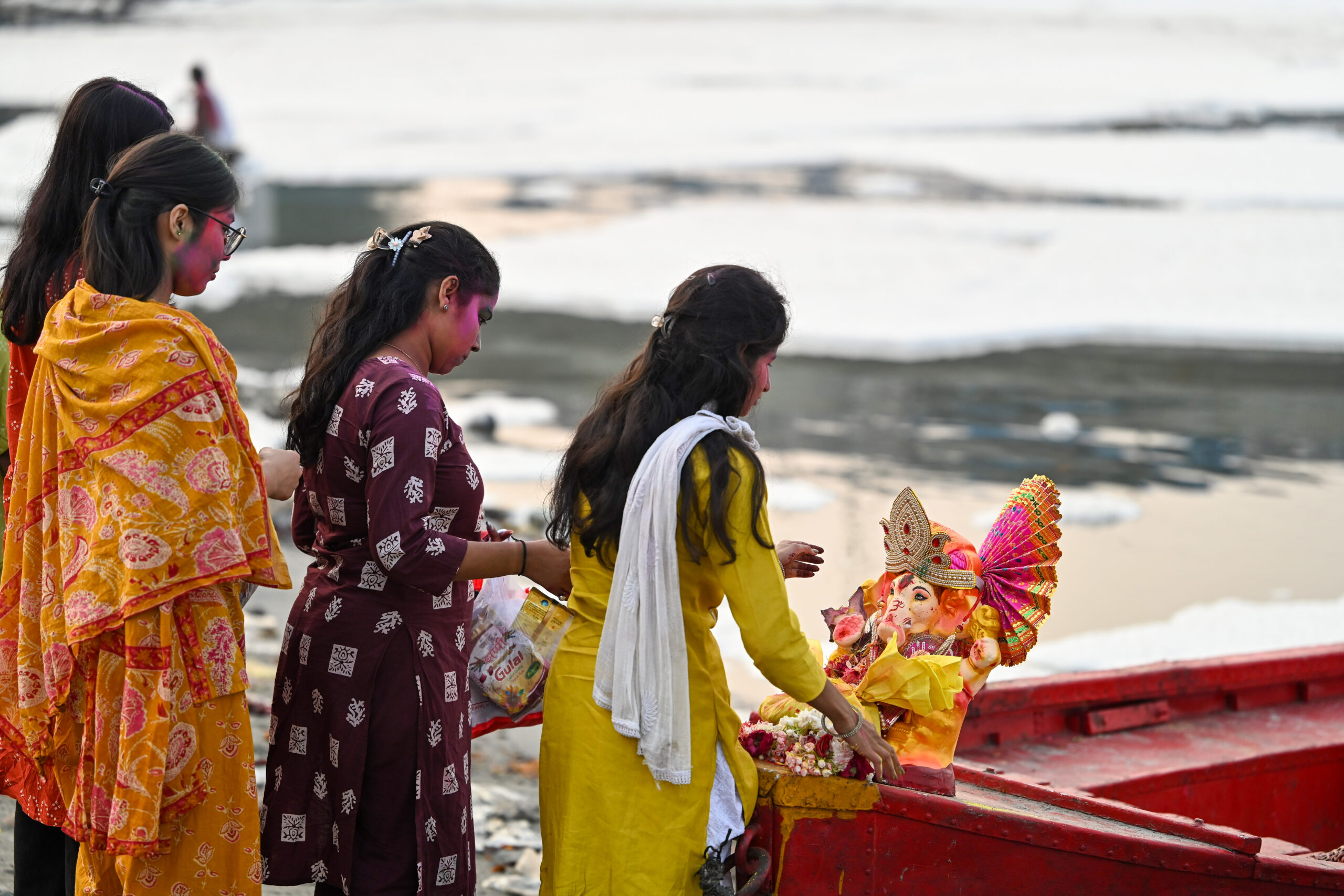 New Delhi: Ganesh idol immersion in Yamuna River #Gallery New Delhi: Ganesh idol immersion in Yamuna River #Gallery