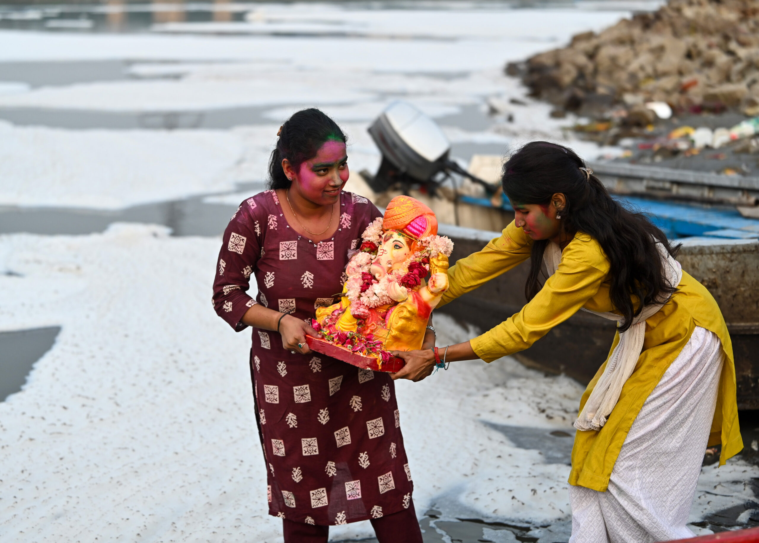 New Delhi: Ganesh idol immersion in Yamuna River #Gallery New Delhi: Ganesh idol immersion in Yamuna River #Gallery