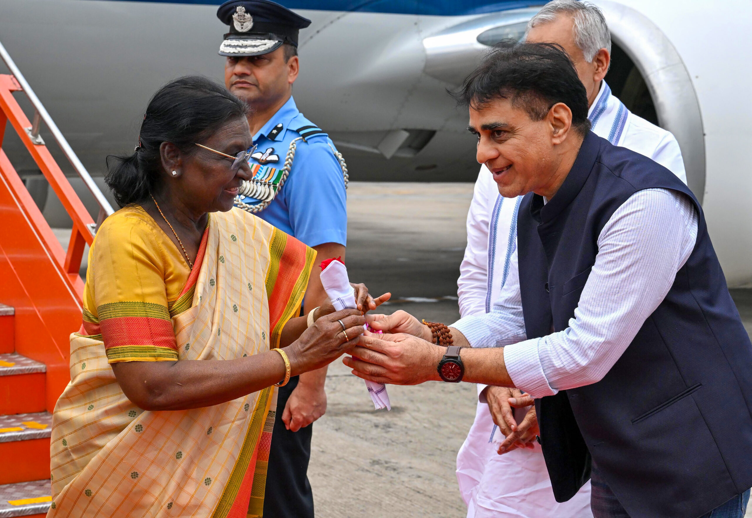Vadodara: President Droupadi Murmu arrives in Gujarat #Gallery Vadodara: President Droupadi Murmu arrives in Gujarat #Gallery