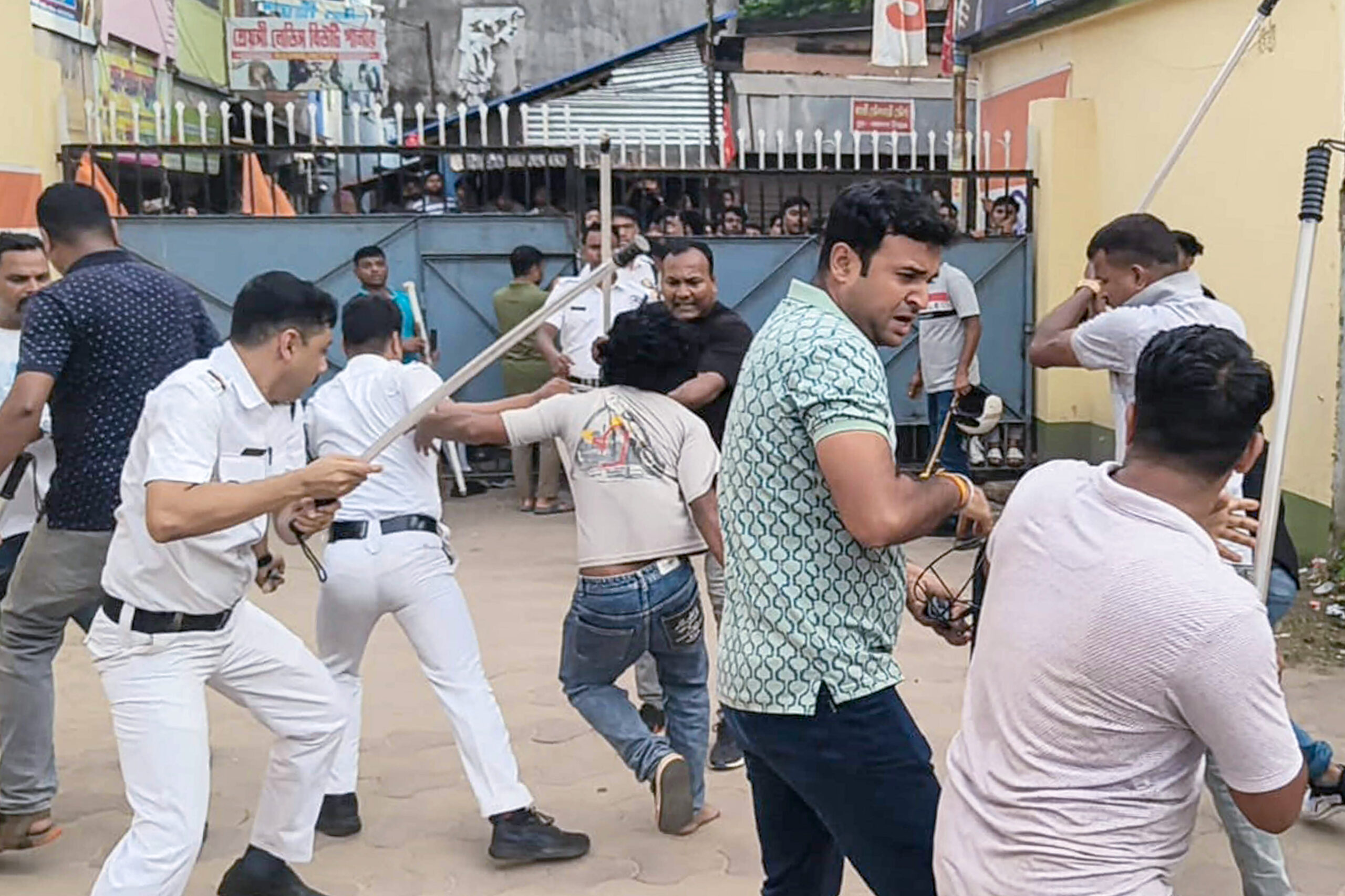 South 24 Parganas: Police lathicharge during Bhangar college student clash #Gallery South 24 Parganas: Police lathicharge during Bhangar college student clash #Gallery