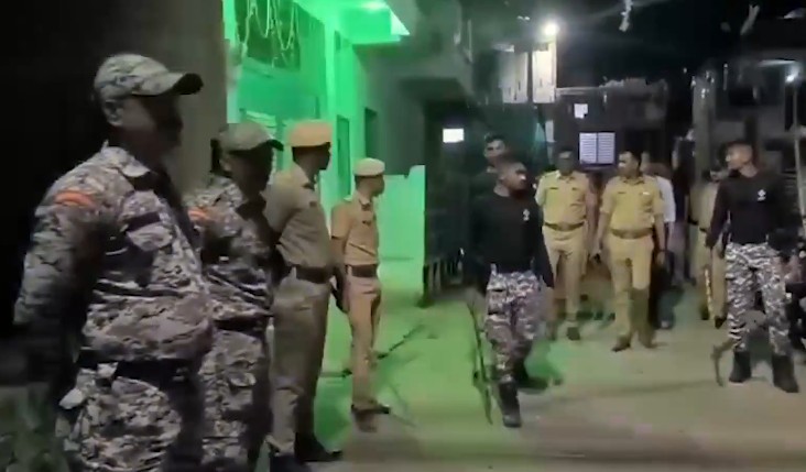 Stone-pelting during Ganesh immersion procession in Maharashtra's Jalgaon; several injured Stone-pelting during Ganesh immersion procession in Maharashtra's Jalgaon; several injured