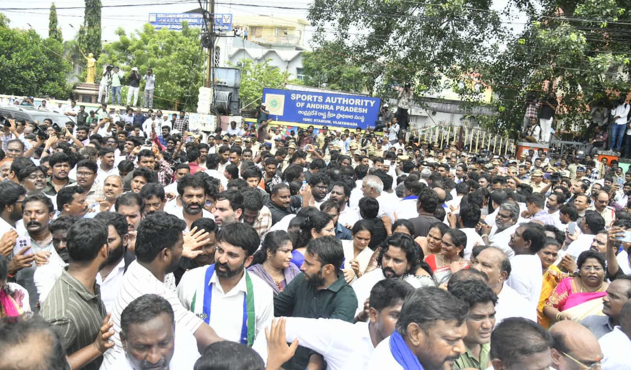 YSRCP protest, teachers’ counter-protest at SAAP office spark tension YSRCP protest, teachers’ counter-protest at SAAP office spark tension