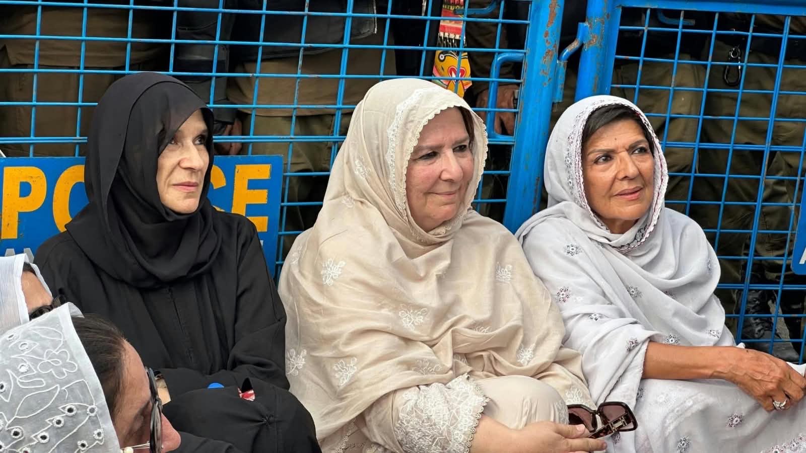Pakistan: Imran Khan's sisters challenge detention orders in court, demand immediate release Pakistan: Imran Khan's sisters challenge detention orders in court, demand immediate release