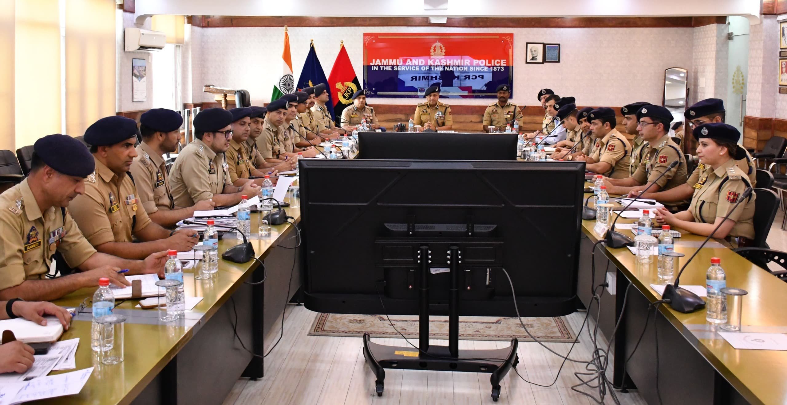 IGP Kashmir chairs meeting to review security, traffic decongestion in Srinagar