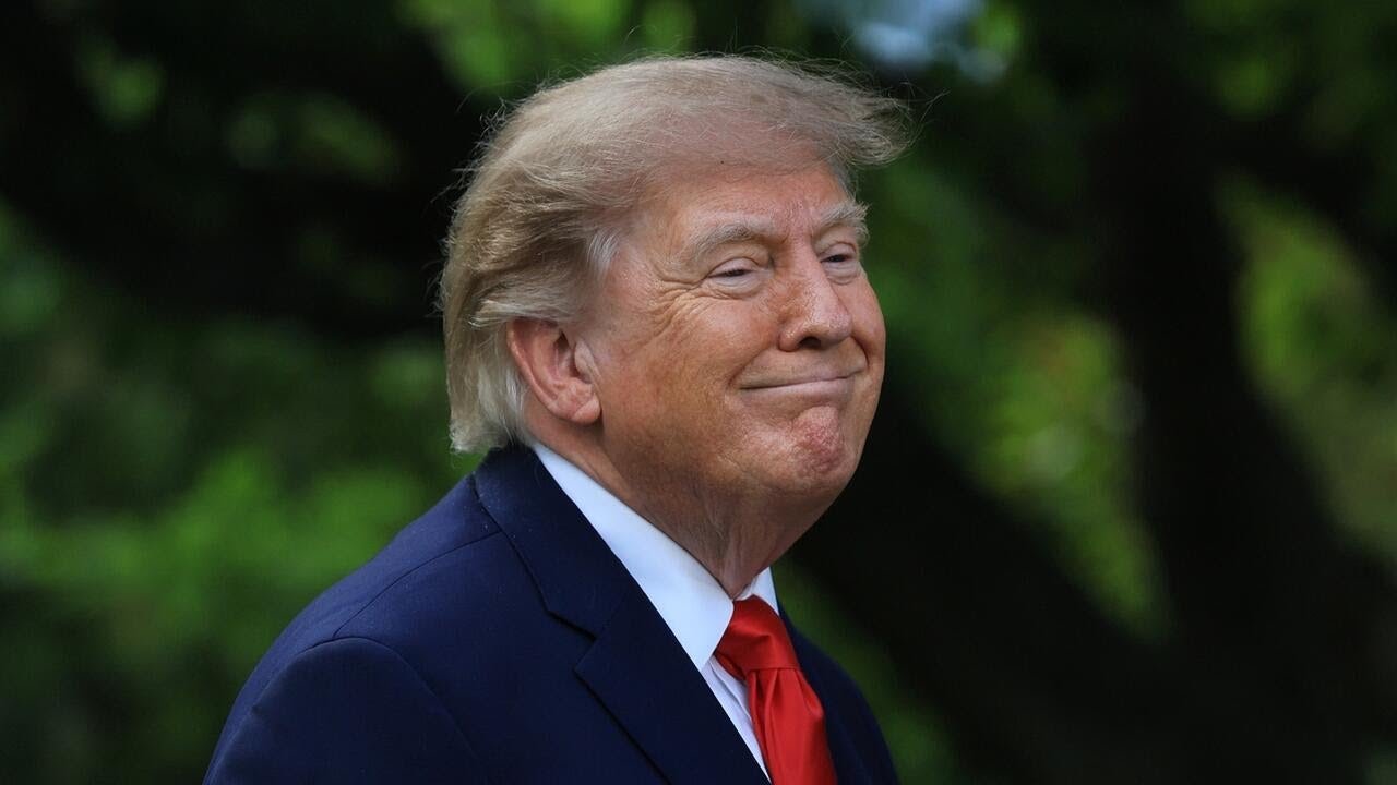 Trump signs new U.S. security deal with Greenland (Video)