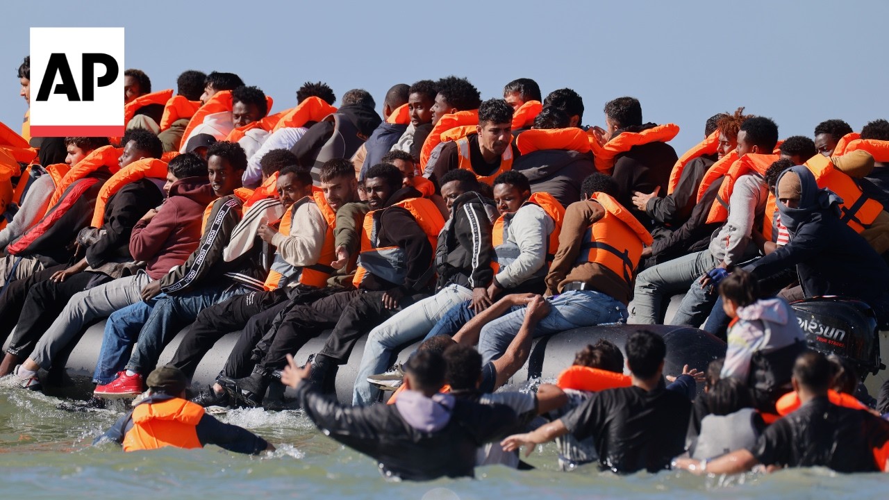 Migrants set sail from France to cross the English channel to the UK (Video)