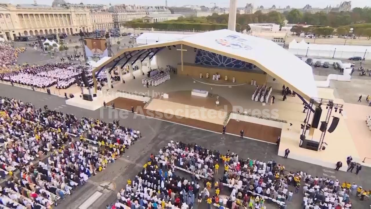 Pope Leo XIV arrives at Place de la Concorde and celebrates a huge Mass (Video)