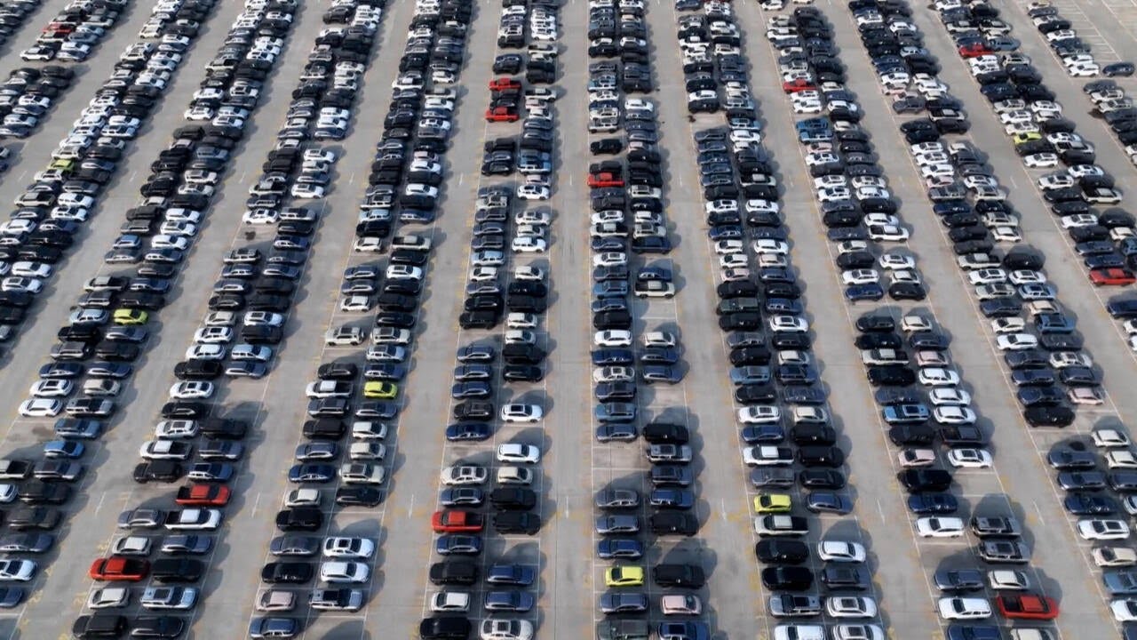 From red and blue to black and silver: Why America's cars have lost their color (Video)