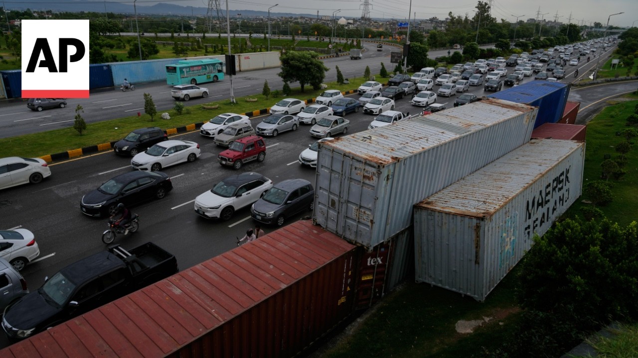 Shipping containers are used to block streets during protests in Islamabad (Video)