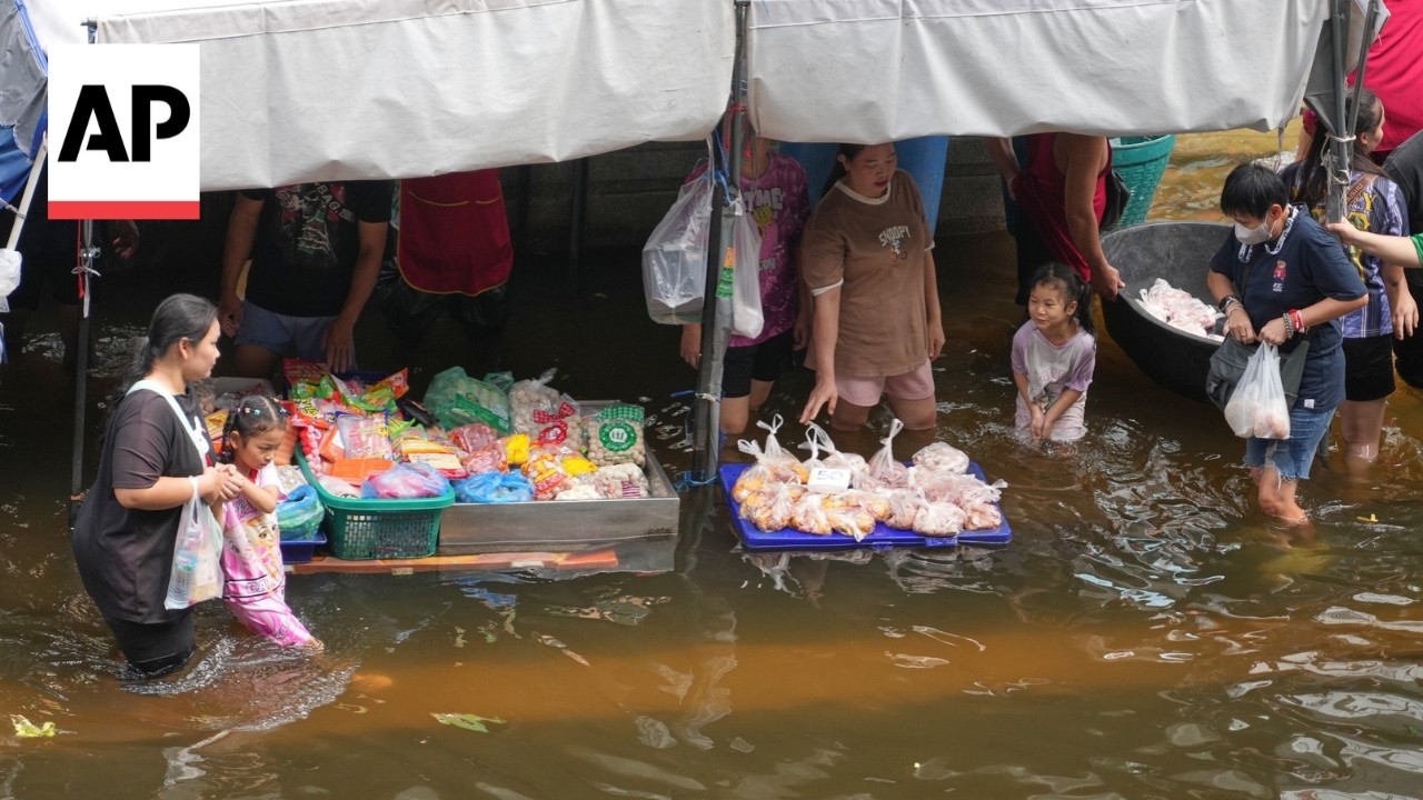 Spirits remain high at 'floating market' in Bangkok despite severe flooding (Video)