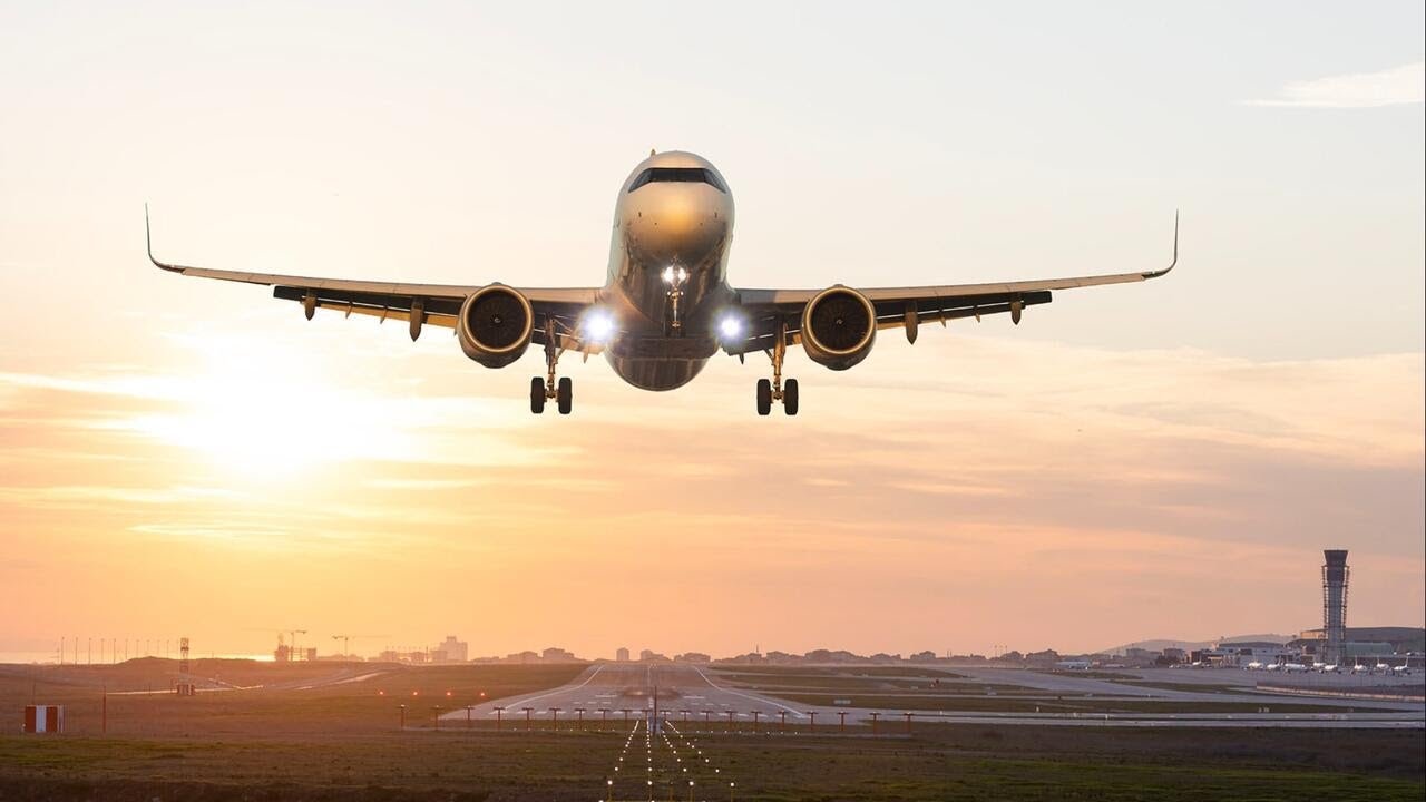 Winter holiday flight prices reach 10-year high in U.S. as Iran war sends fuel costs soaring (Video)