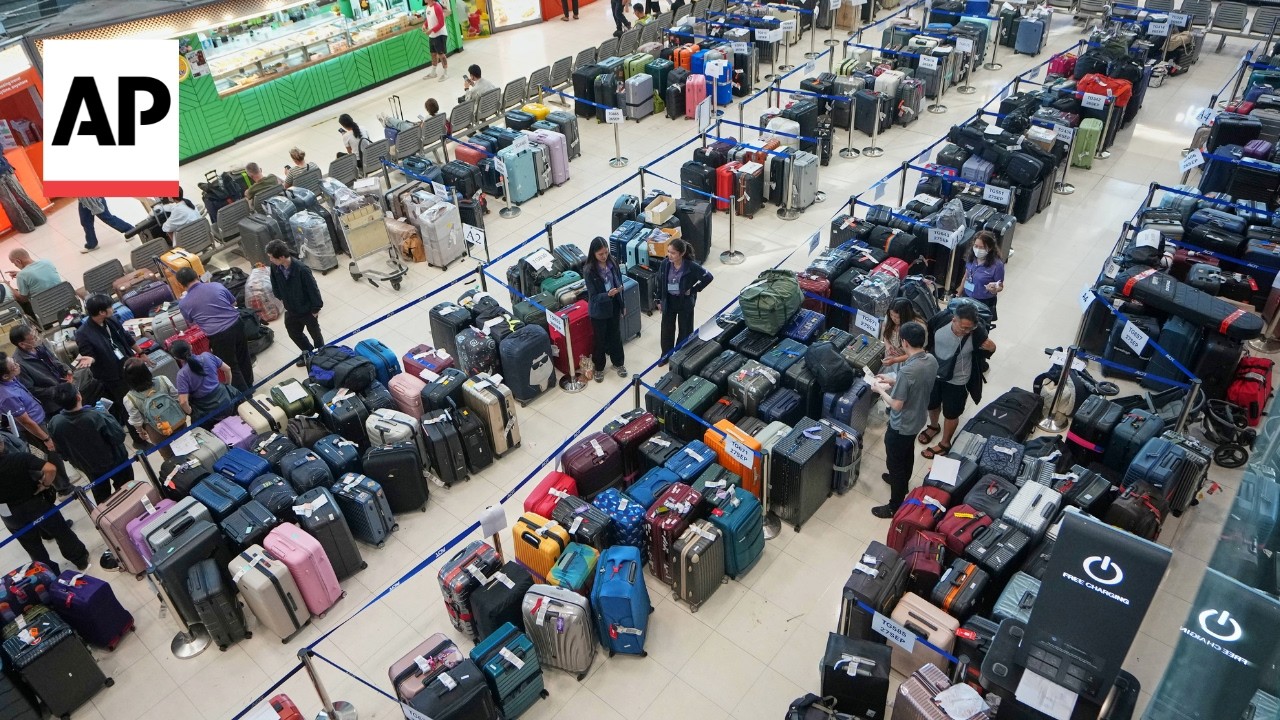 Massive luggage backlog at Bangkok's main airport following severe flooding (Video)