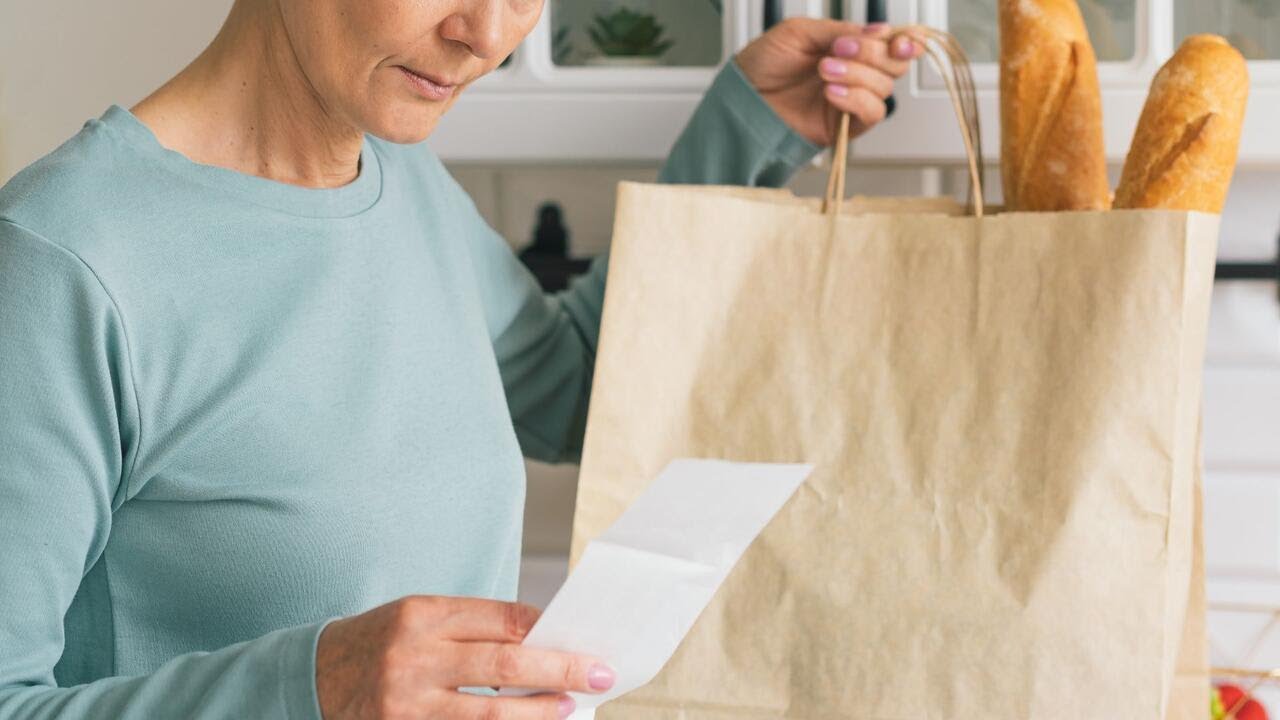 Grocery costs are squeezing Americans amid Iran war and inflation, poll finds (Video)