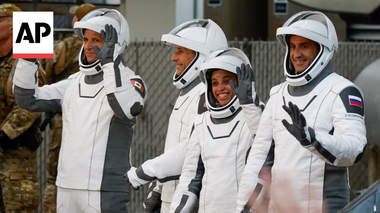 SpaceX launches 4 astronauts to the International Space Station (Video)
