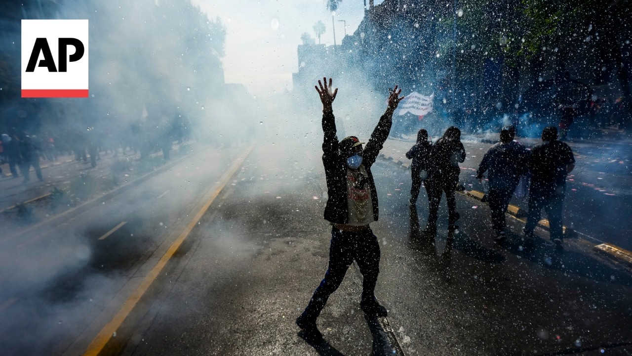 Protesters clash with police in Chile over planned education budget cuts (Video)