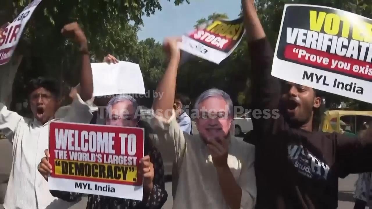 Police prevent 'Cockroach' protesters from gathering in New Delhi amid anger over voter list changes (Video)