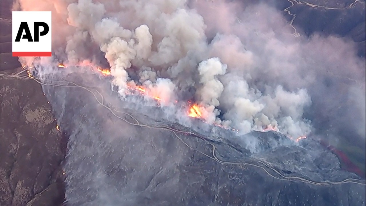 Dramatic aerials show the Bouquet Fire in Santa Clarita, California (Video)