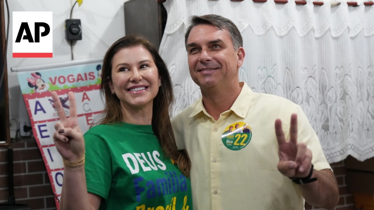 Opposition candidate Flavio Bolsonaro votes in Brazil presidential elections (Video)