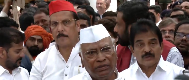 INDIA bloc leaders marching towards Rajghat; Kharge, Rahul Gandhi accuse Centre of undermining democratic rights