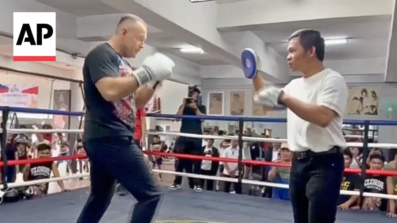 Polish president shows off his boxing skills to boxing legend Manny Pacquiao (Video)