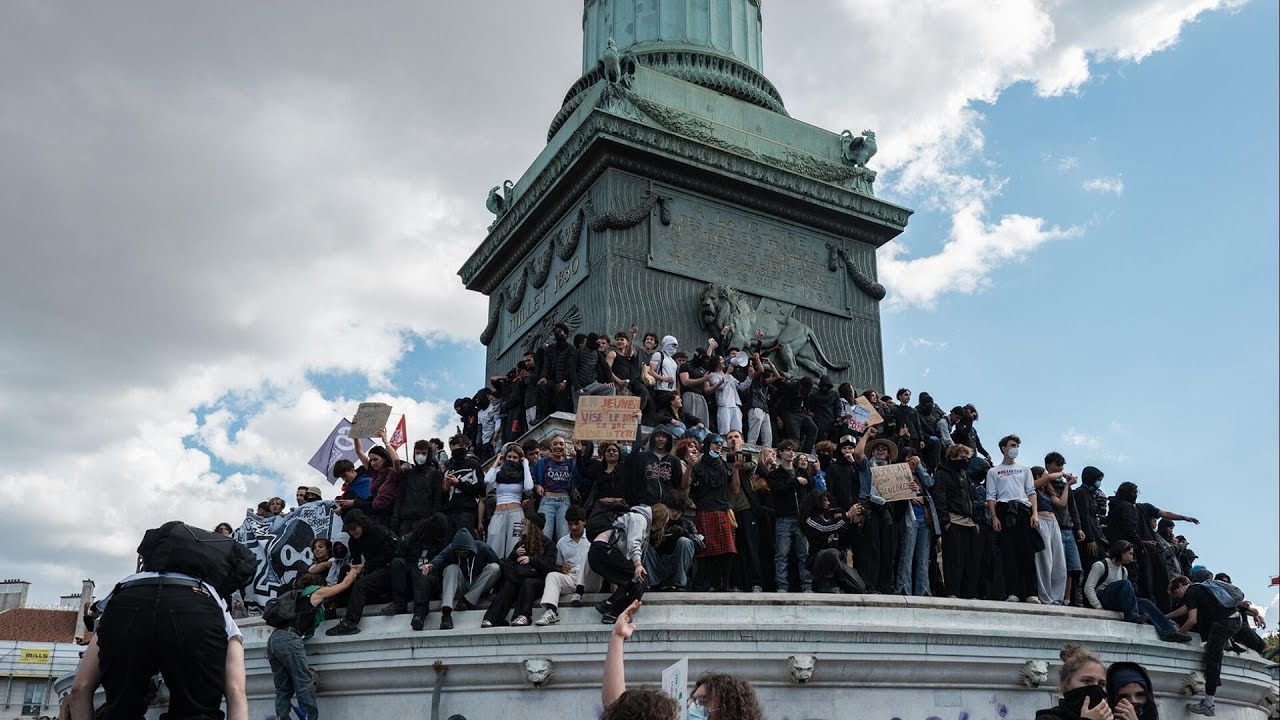 Thousands face off with police at Paris' Bastille Square in protest over school conditions (Video)